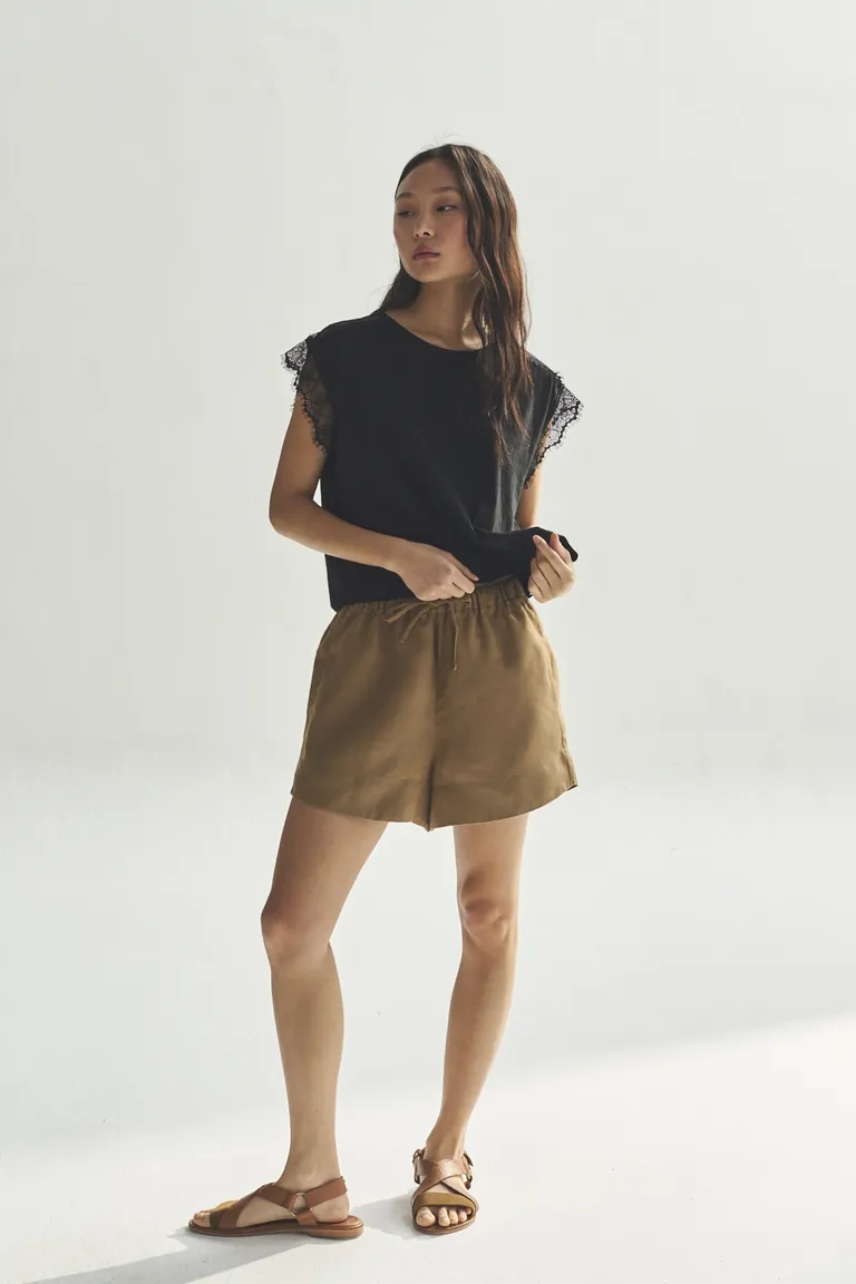 Remera negra de diseño elegante y versátil para mujer de Akiabara en Remeras para argentina