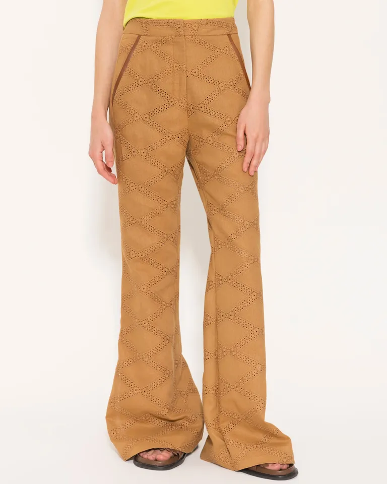Pantalón Gatsby de broderie camel con diseño flare y detalles elegantes de Jazmin Chebar en Pantalones para argentina