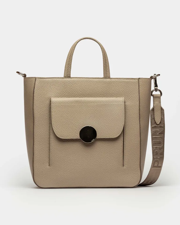 Shopper de cuero graneado con herraje en níquel para un look elegante y de líneas sencillas de Prüne en Bolsos y Carteras para argentina