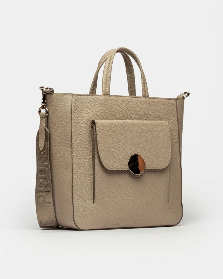 Shopper de cuero graneado con herraje en níquel para un look elegante y de líneas sencillas de Prüne en Bolsos y Carteras para argentina