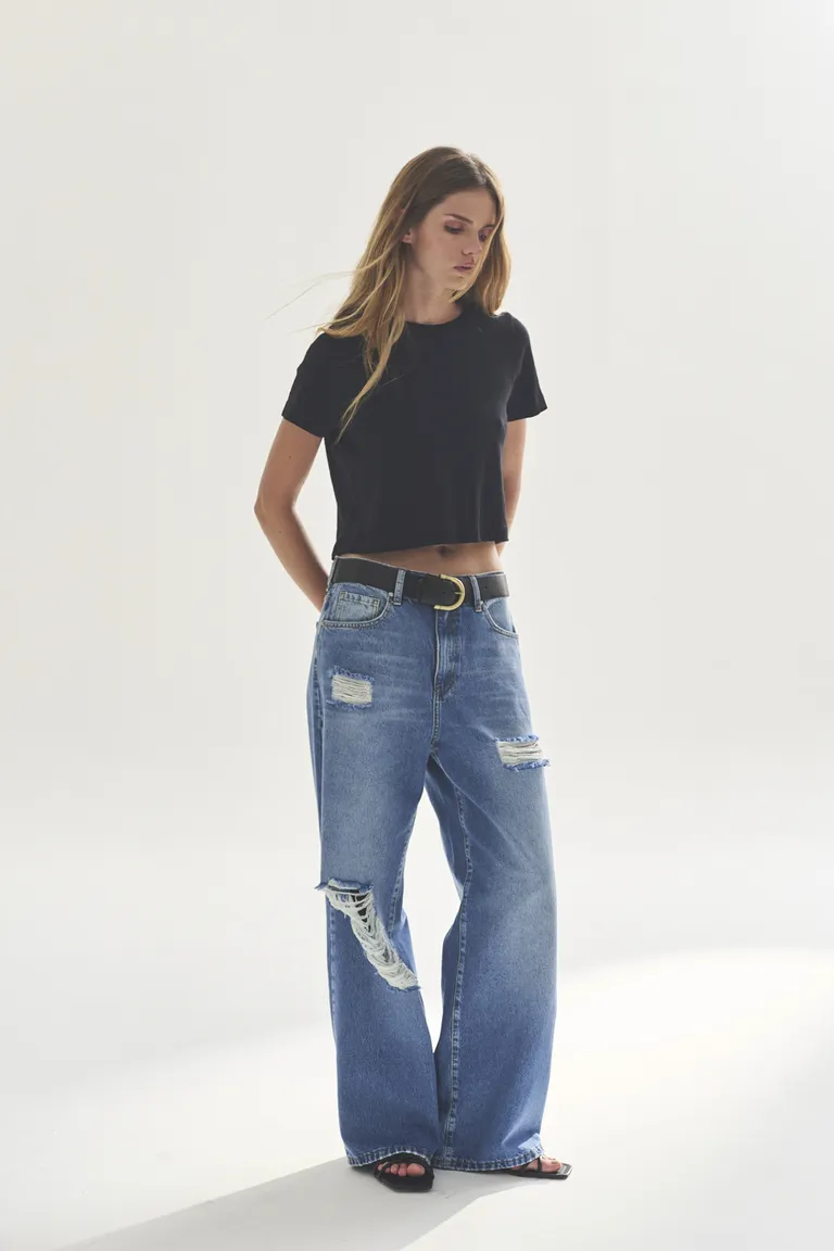 Remera negra de manga corta para mujer, prenda básica y de fácil combinación de Akiabara en Remeras para argentina