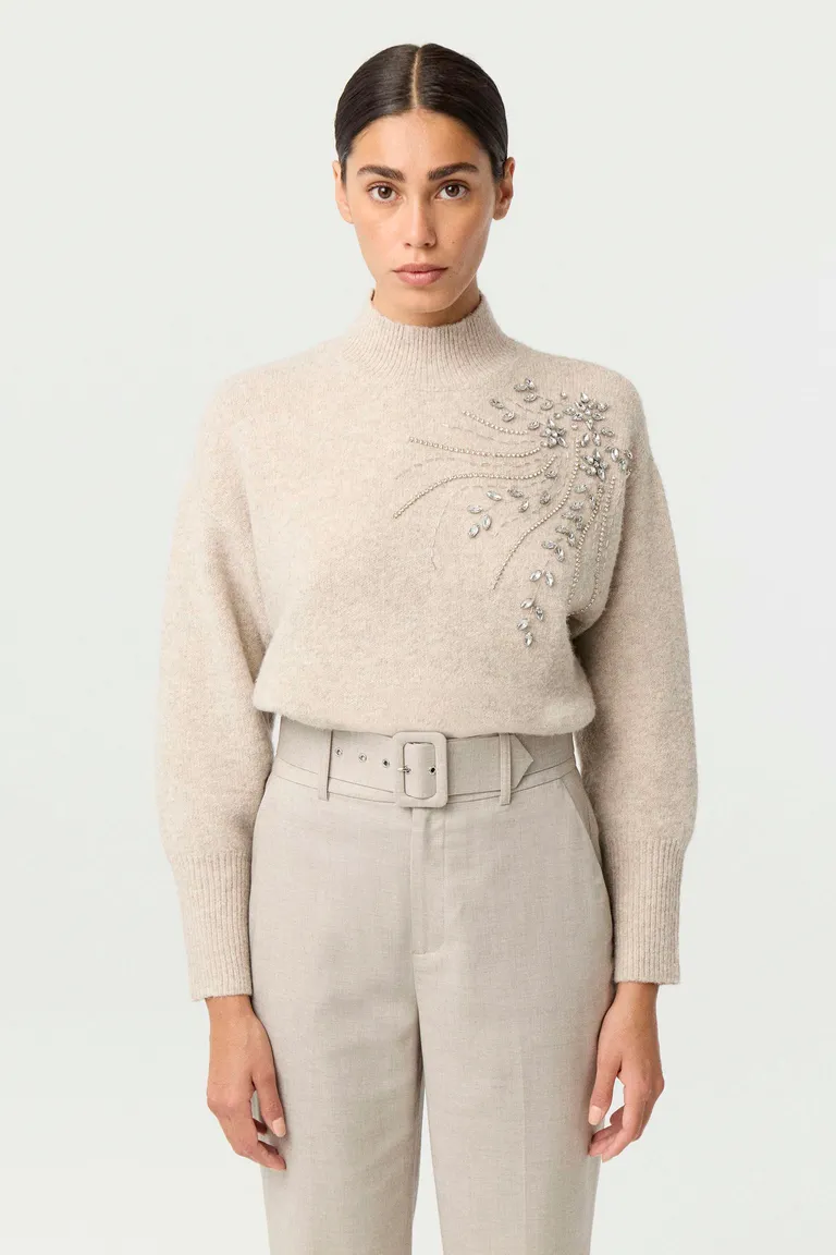 Sweater tejido de calce relajado con cuello alto y bordado de cristales aplicado de Markova en Buzos y Sweaters para argentina