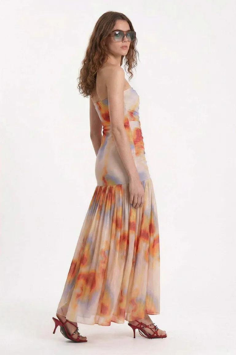 Vestido largo strapless con falda con vuelo y detalles fruncidos en el torso de Maria Cher en Vestidos para argentina