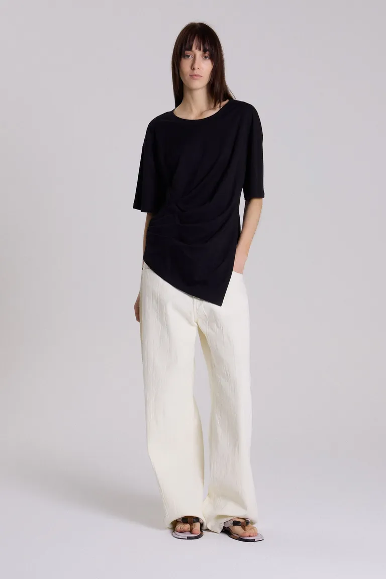 Remera negra con drapeados y volumen, una pieza clave para un estilo urbano y refinado de Maria Cher en Remeras para argentina