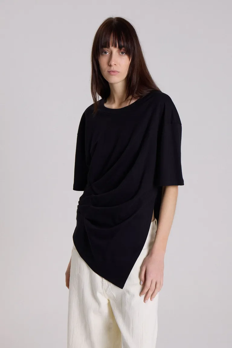 Remera negra con drapeados y volumen, una pieza clave para un estilo urbano y refinado de Maria Cher en Remeras para argentina