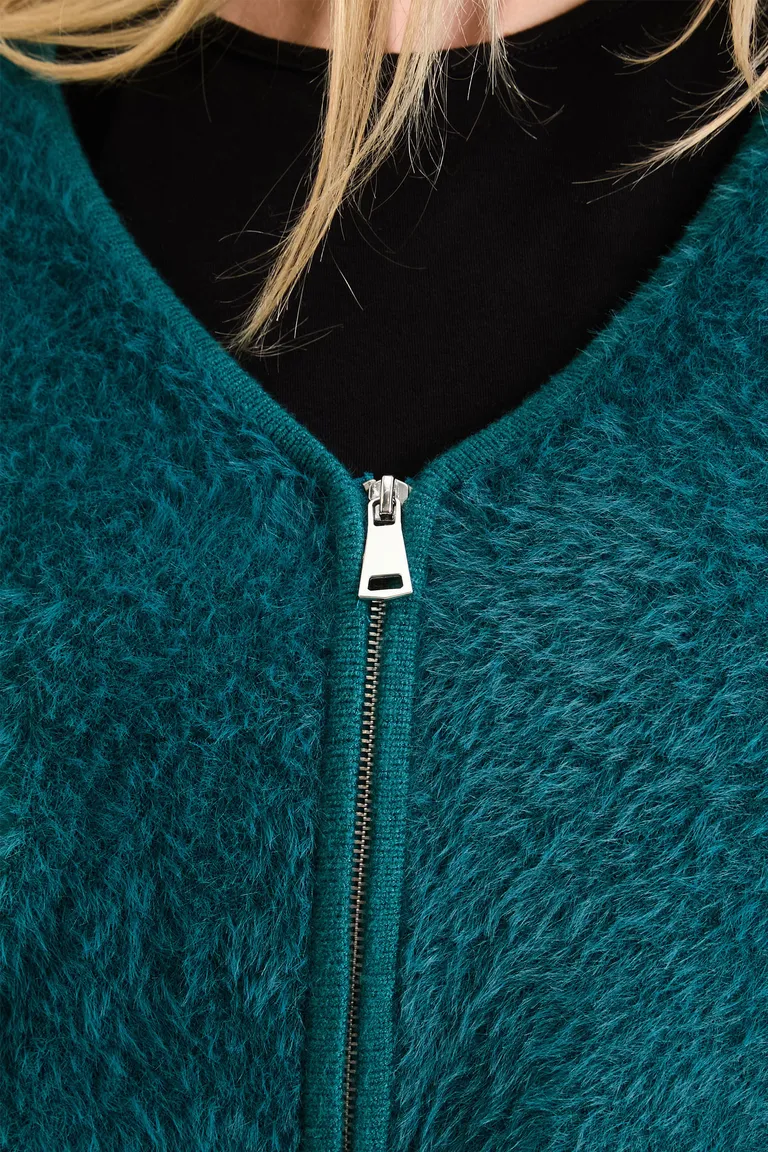 Cardigan corto tejido con cierre frontal metálico y escote en V de Cuesta Blanca en Buzos y Sweaters para argentina