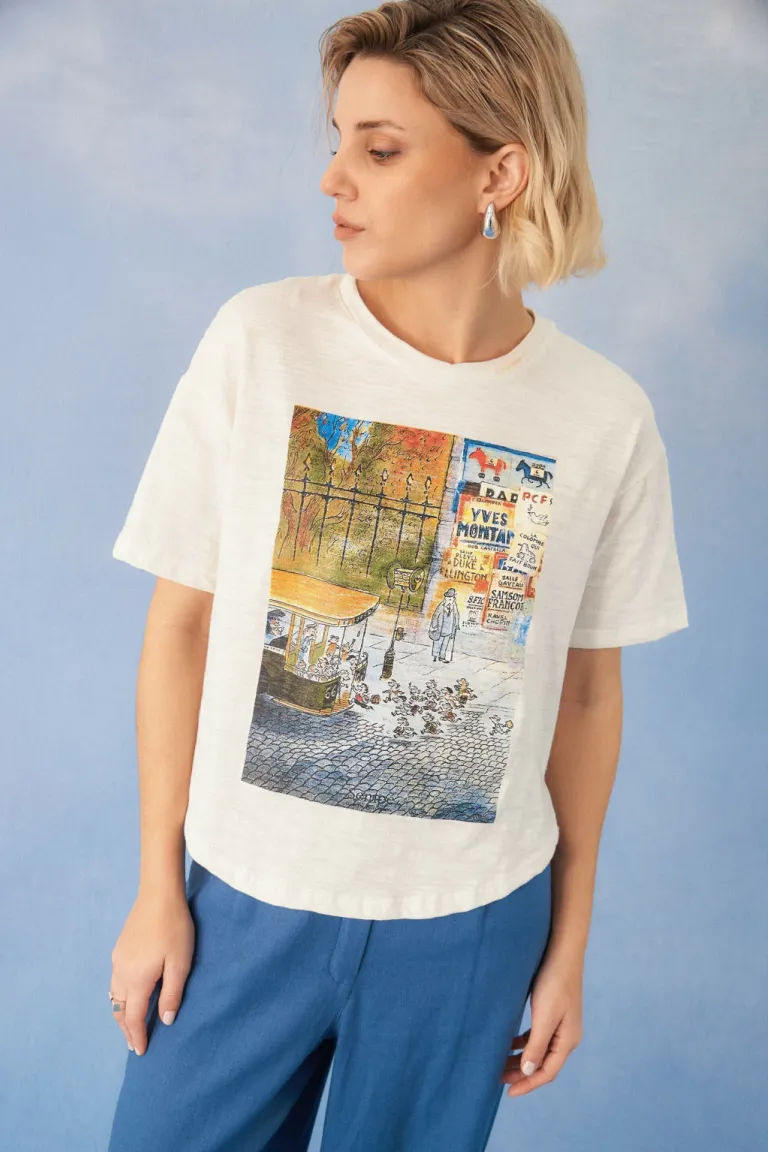 Remera de diseño con estampado colorido y corte cómodo para mujer de Apricot en Remeras para argentina