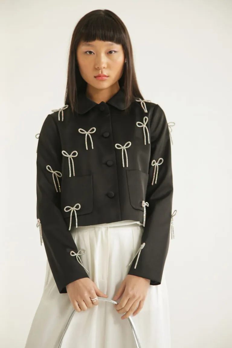 Chaqueta satinada con moños brillantes aplicados a mano - Diseño elegante y sofisticado de Las Pepas en Chaquetas para argentina