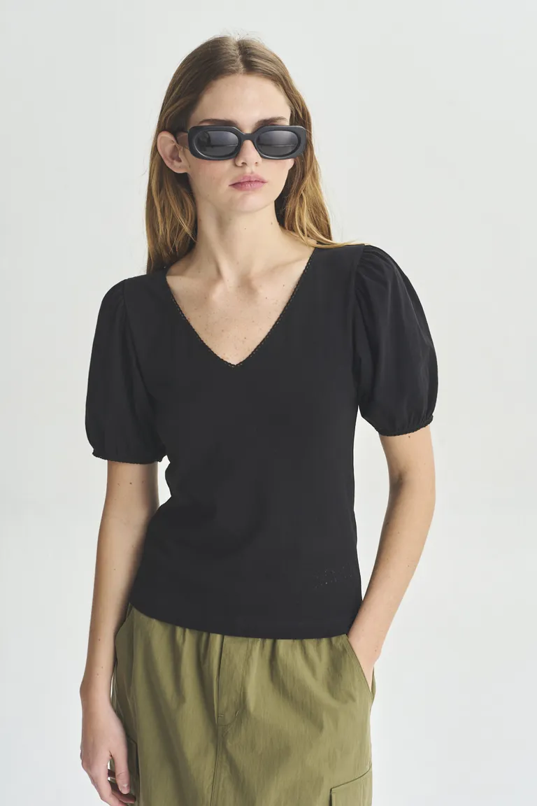 Remera negra de corte clásico y manga corta para mujer de Akiabara en Remeras para argentina