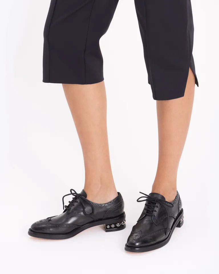 Zapato acordonado estilo brogue con detalle de esferas metálicas en el taco de Jazmin Chebar en Abotinados para argentina