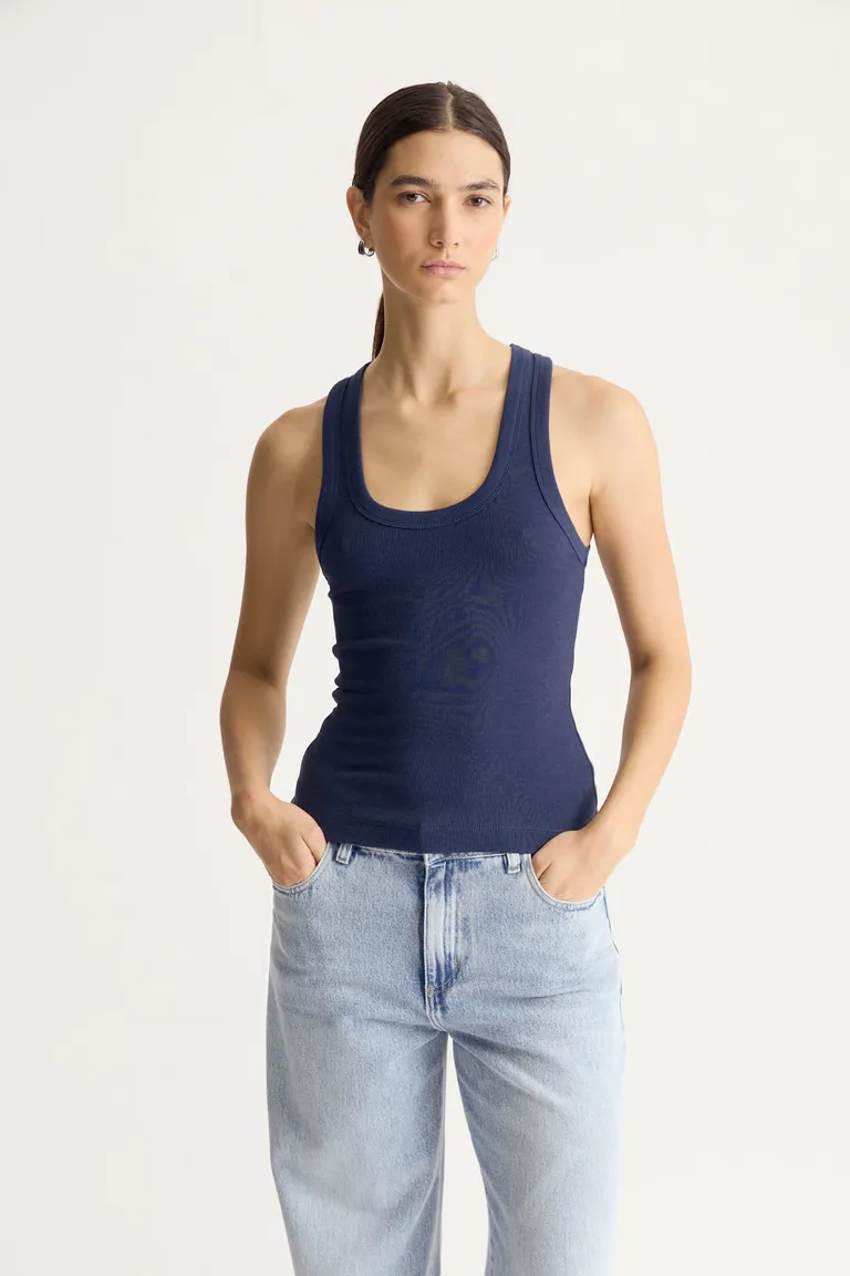 Remera de algodón con recortes en la espalda en color azul de Portsaid en Remeras para argentina