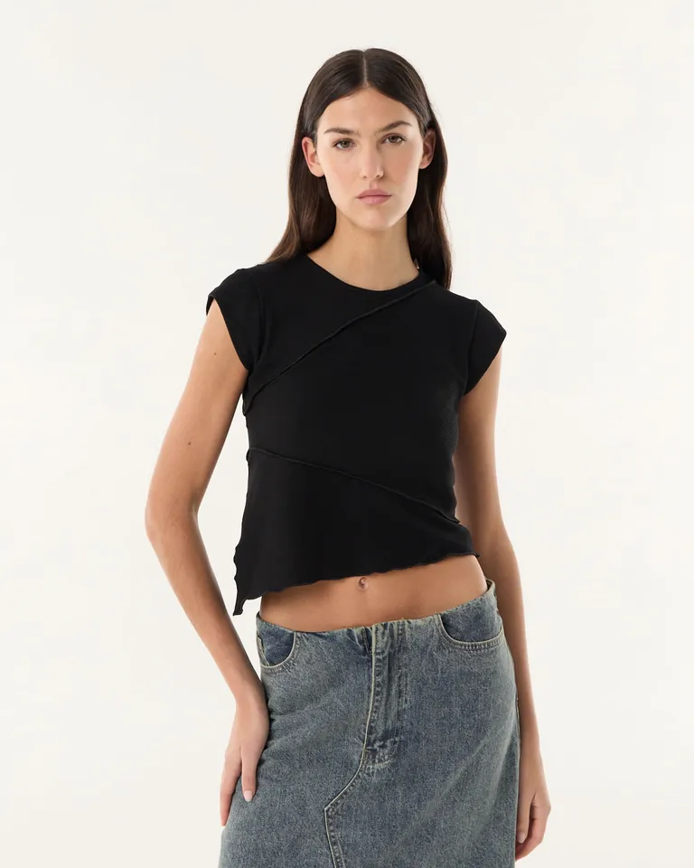 Remera de punto con escote redondo, recortes diagonales y ruedo irregular de Furzai en Remeras para argentina