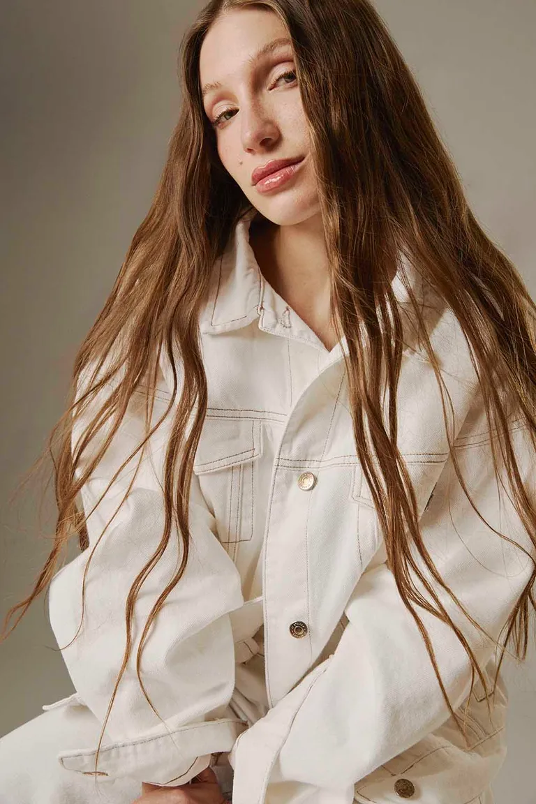 Chaqueta de jean blanca con detalles metálicos en baño cobre de 47 Street en Chaquetas para argentina