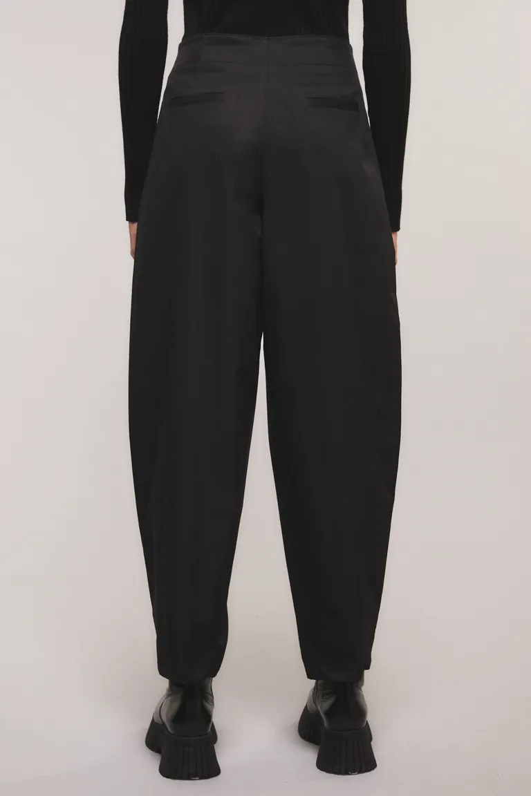 Pantalón barrel de tiro medio con pinzas y bolsillos laterales de diseño moderno de Kosiuko en Pantalones para argentina