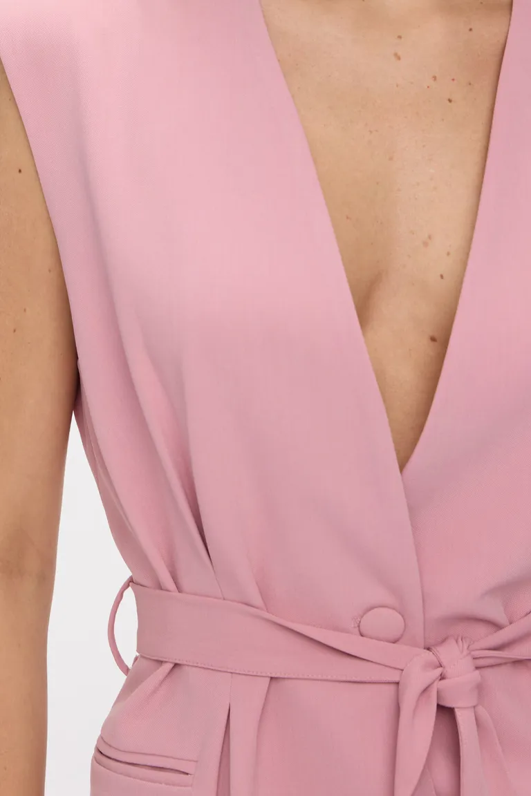 Chaleco sastrero cruzado con lazo ajustable en cintura y bolsillos laterales de Cuesta Blanca en Chalecos para argentina