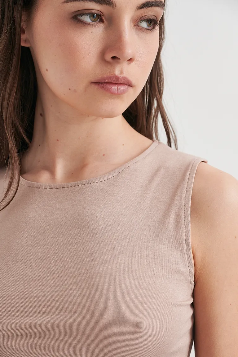 Top cloe sin mangas, un básico de tela jersey para un ajuste cómodo y versátil de Sweet en Tops para argentina