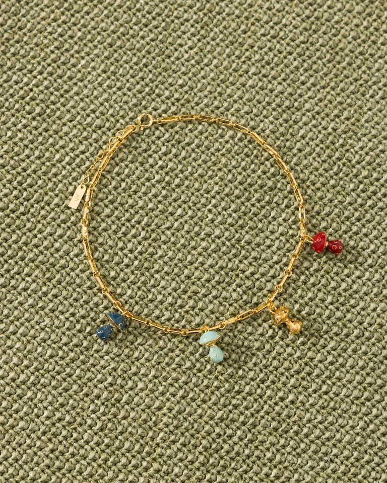 Collar regulable con dijes fungi colgantes y eslabones metálicos de Jazmin Chebar en Bijouterie para argentina