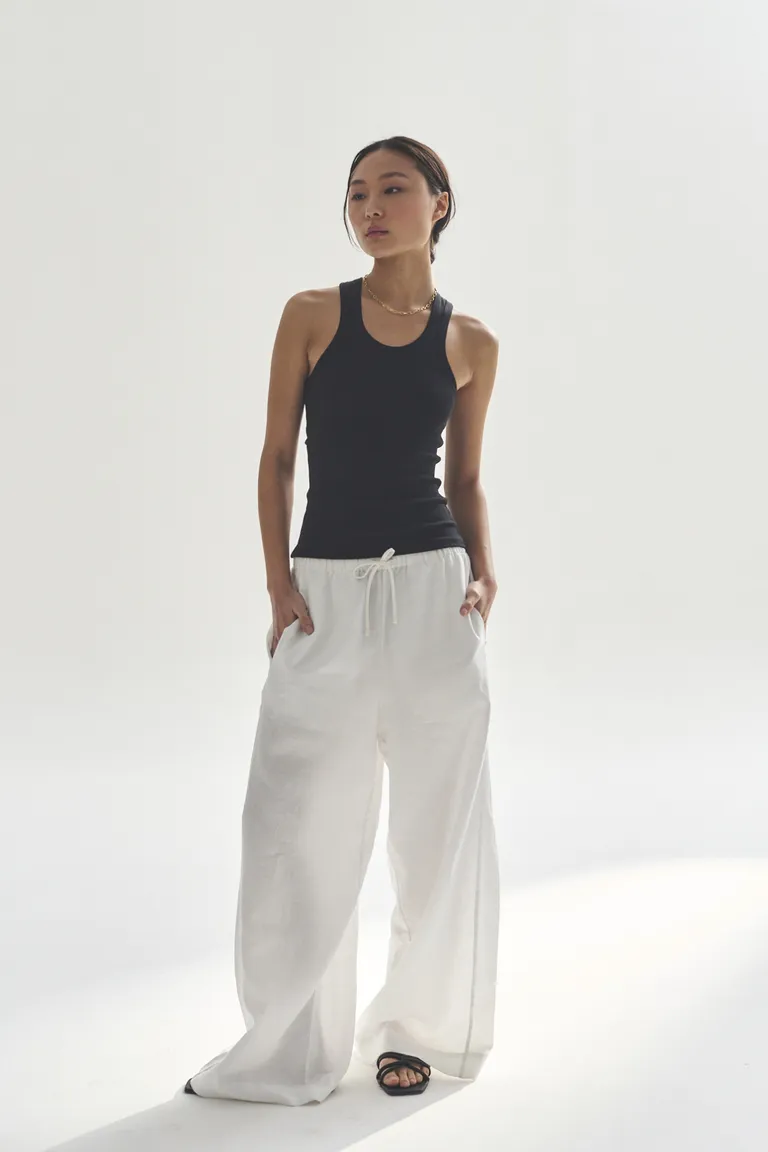 Musculosa negra entallada con diseño simple y elegante de Akiabara en Tops para argentina