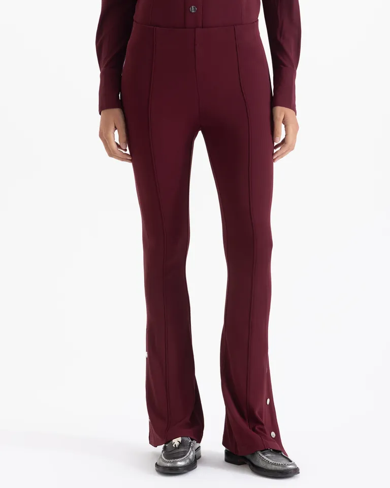 Pantalón de pierna recta con detalles de broches metálicos y ajuste en cintura de Jazmin Chebar en Pantalones para argentina