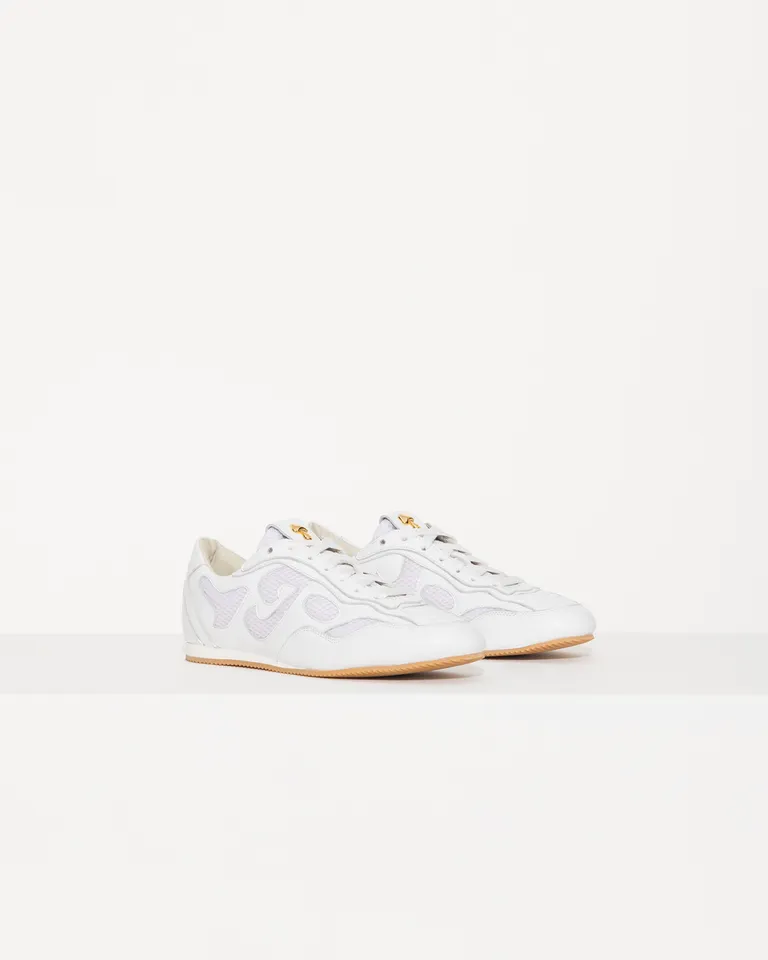 Zapatillas femeninas de cuero con detalles en malla y aplicación de hongo de Jazmin Chebar en Zapatillas para argentina