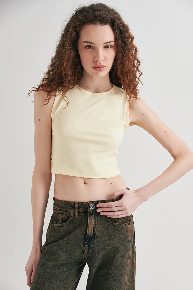 Top sin mangas en tela jersey elástica y cómoda, un básico indispensable en tu armario de Sweet en Tops para argentina