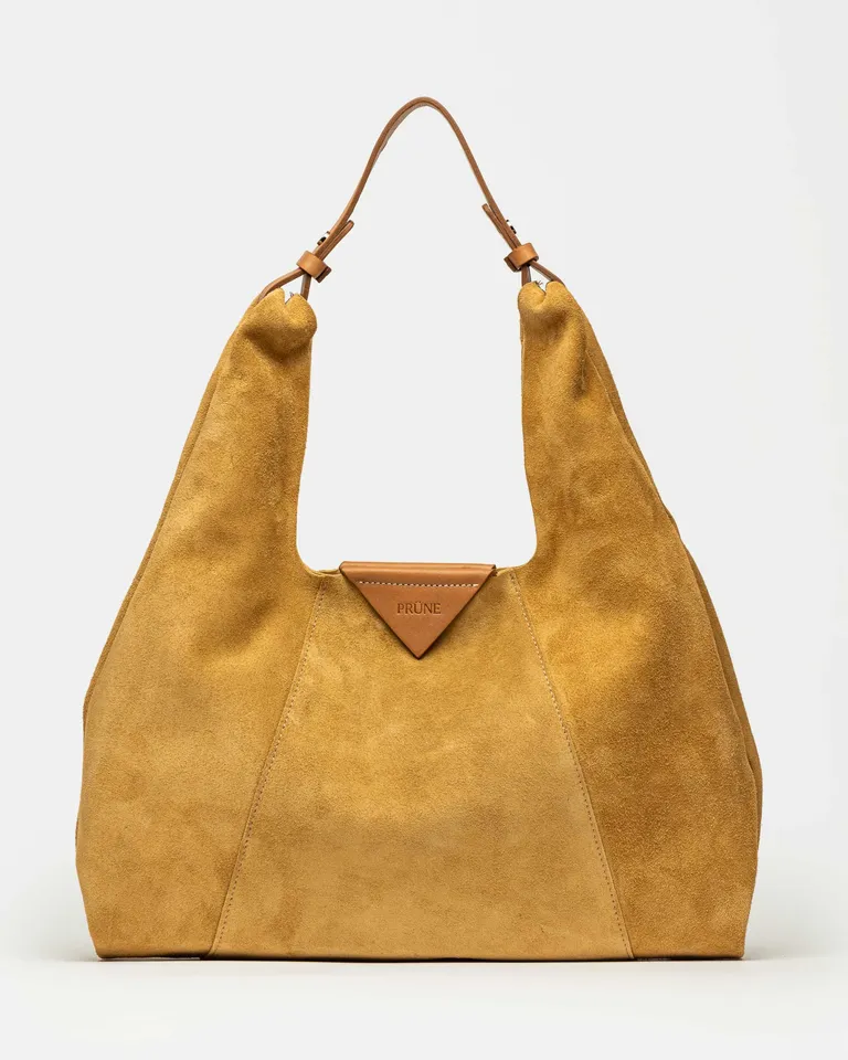 Cartera de hombro en suave gamuza amarilla con diseño minimalista y práctico de Prüne en Bolsos y Carteras para argentina