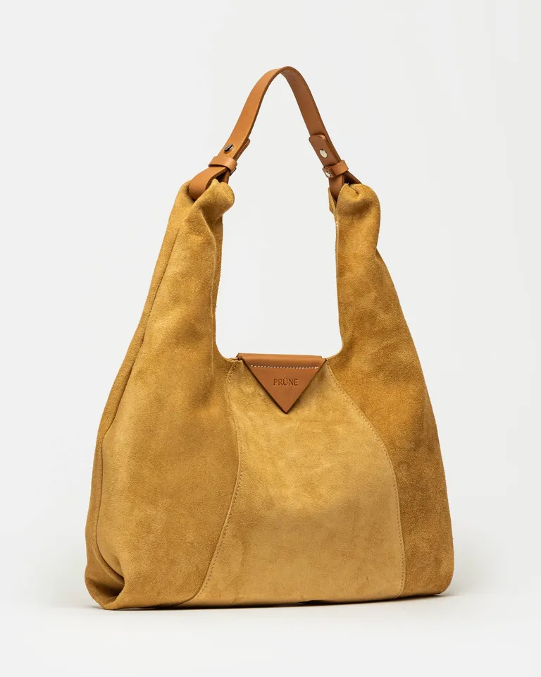 Cartera de hombro en suave gamuza amarilla con diseño minimalista y práctico de Prüne en Bolsos y Carteras para argentina