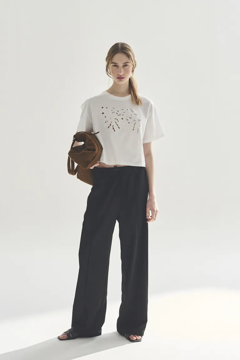 Remera blanca con detalles bordados, corte recto y holgado para mujer de Akiabara en Remeras para argentina