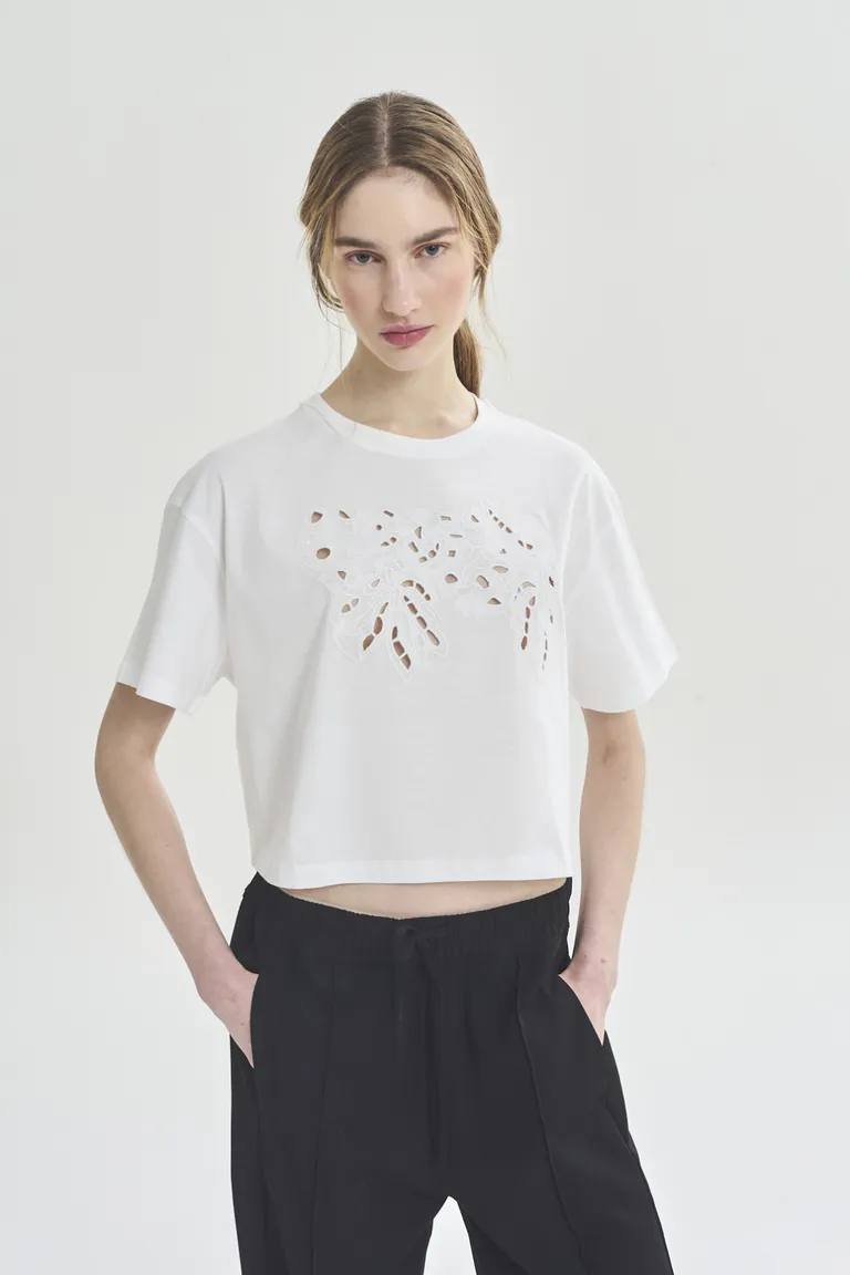 Remera blanca con detalles bordados, corte recto y holgado para mujer de Akiabara en Remeras para argentina