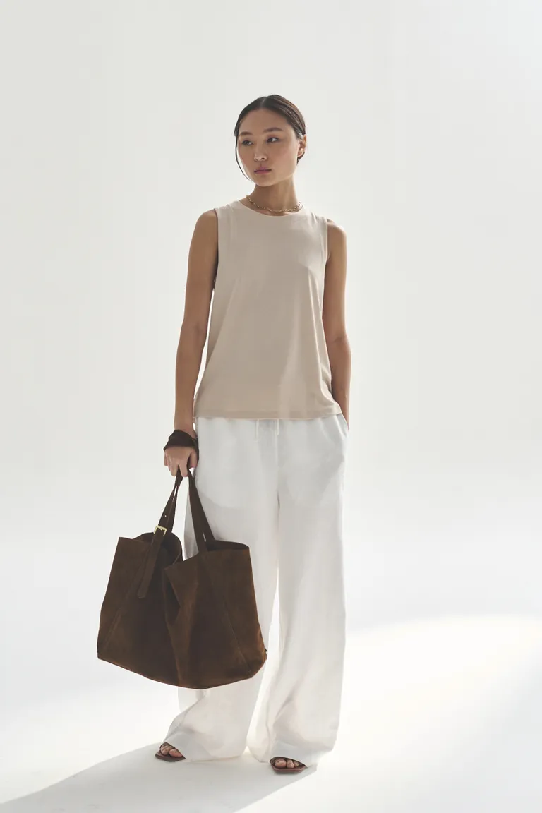 Musculosa básica de corte recto en tono beige de Akiabara en Remeras para argentina