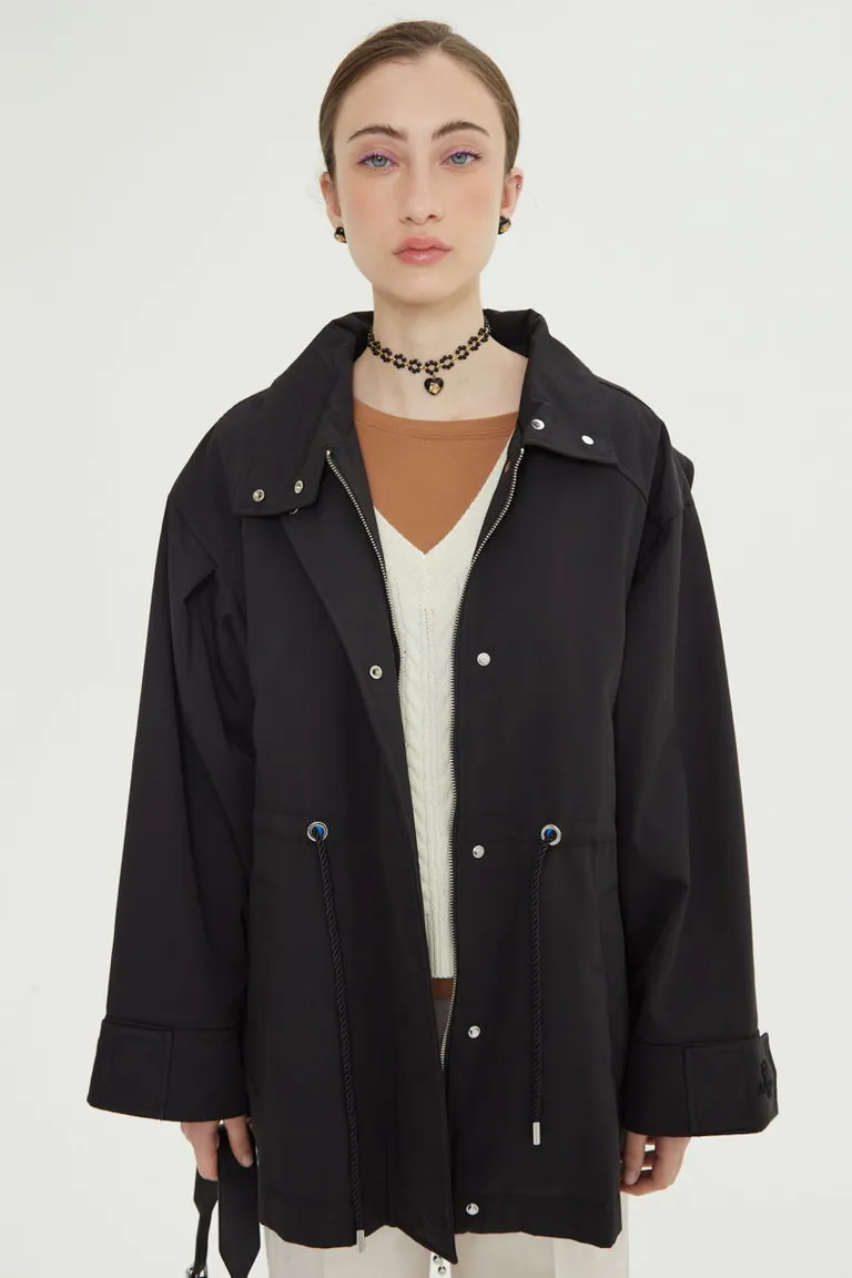 Campera larga tipo piloto con capucha desmontable, ajuste en cintura y mangas amplias con puños regulables de Las Pepas en Chaquetas para argentina