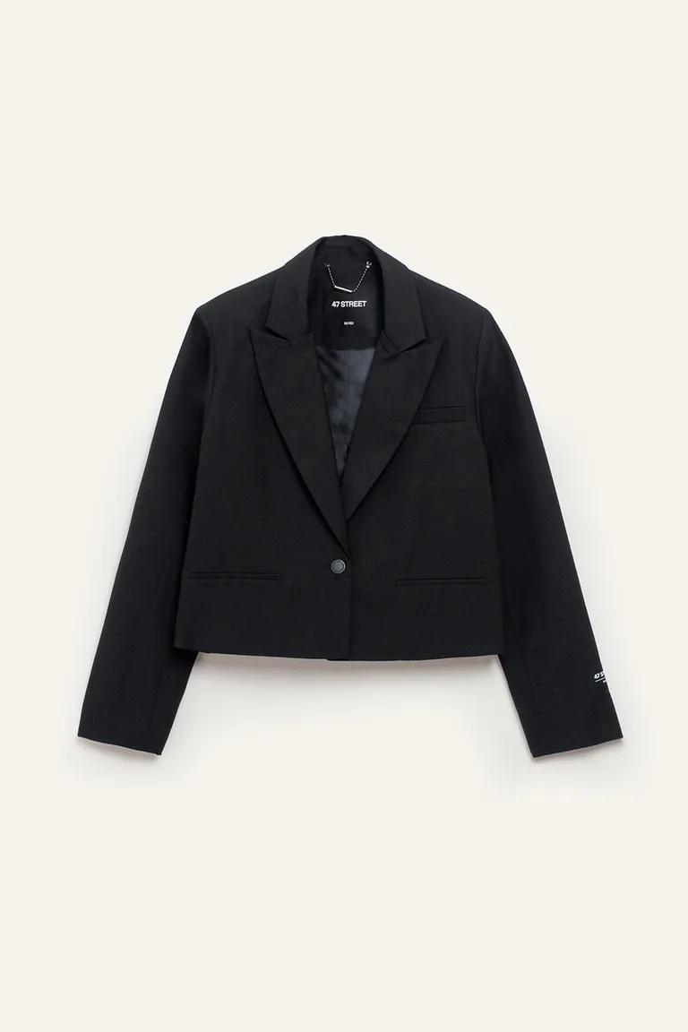 Blazer sastrero corto con solapas y hombreras, diseño de calce estructurado tipo boxy de 47 Street en Blazers para argentina