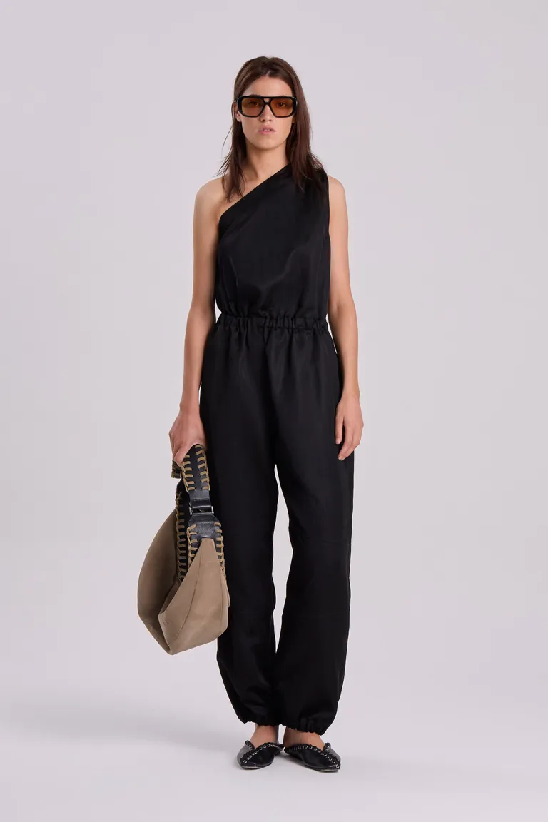 Mono negro de un solo hombro con cintura elástica y bolsillos anchos de Maria Cher en Monos para argentina