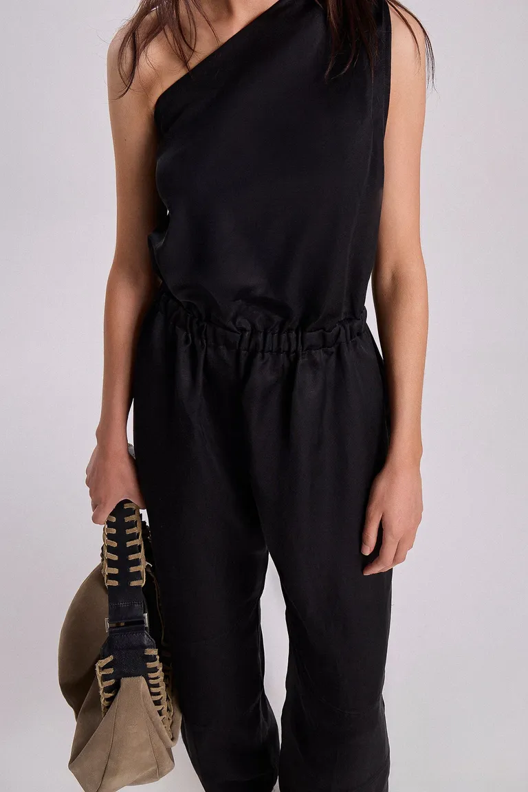 Mono negro de un solo hombro con cintura elástica y bolsillos anchos de Maria Cher en Monos para argentina