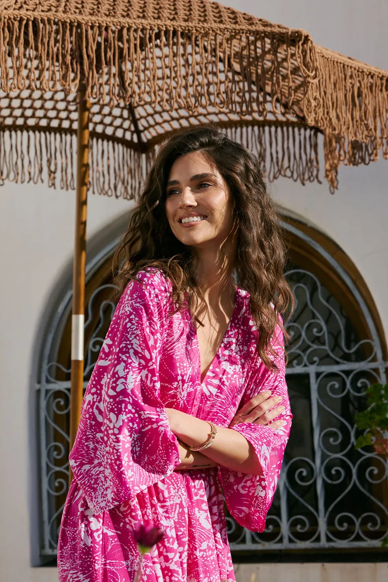 Vestido largo con escote en V, ajuste en cintura y detalle de volado en el ruedo de Indiastyle en Vestidos para argentina