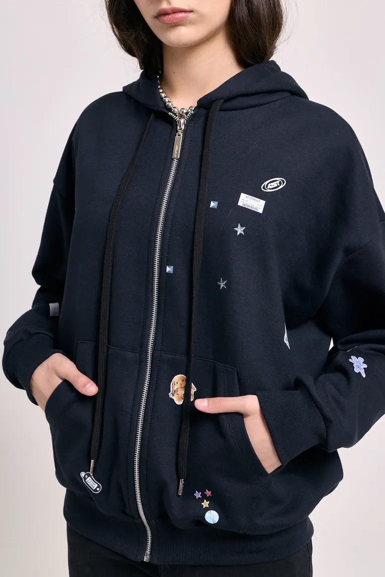 Campera con capucha, cierre frontal y parches decorativos pequeños distribuidos en toda la prenda de 47 Street en Buzos y Sweaters para argentina