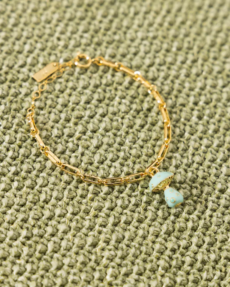 Pulsera de eslabones dorados con dije fungi de Jazmin Chebar en Bijouterie para argentina