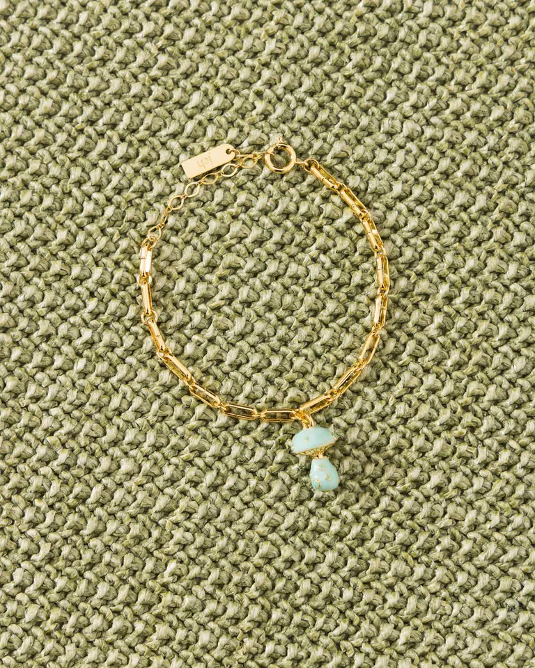 Pulsera de eslabones dorados con dije fungi de Jazmin Chebar en Bijouterie para argentina