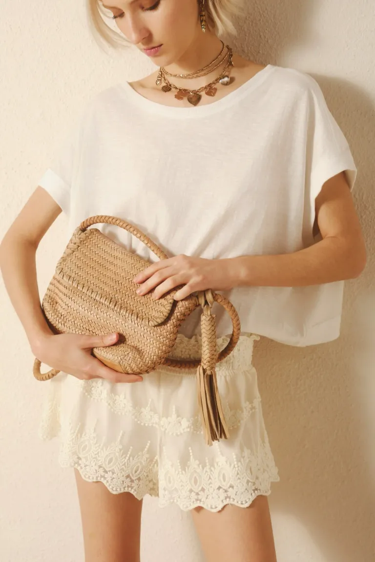 Cartera de cuero trenzado con cierre metálico y bolsillos interiores de Rapsodia en Bolsos y Carteras para argentina