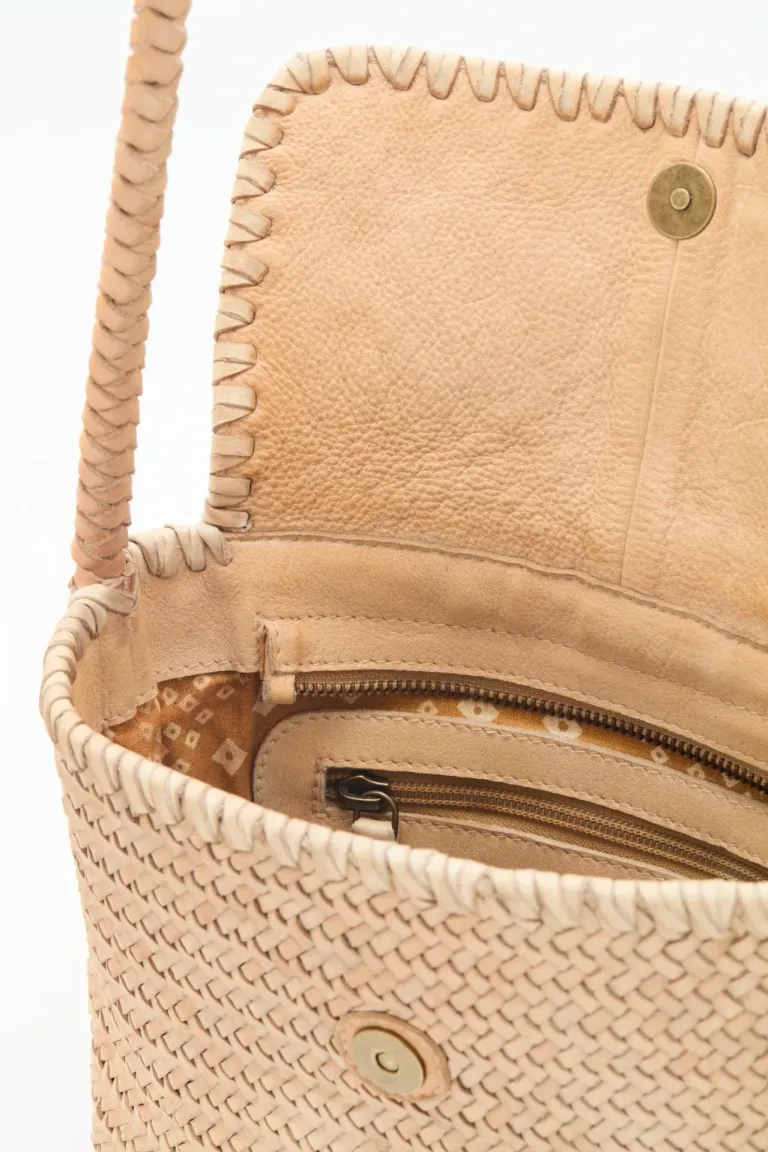 Cartera de cuero trenzado con cierre metálico y bolsillos interiores de Rapsodia en Bolsos y Carteras para argentina