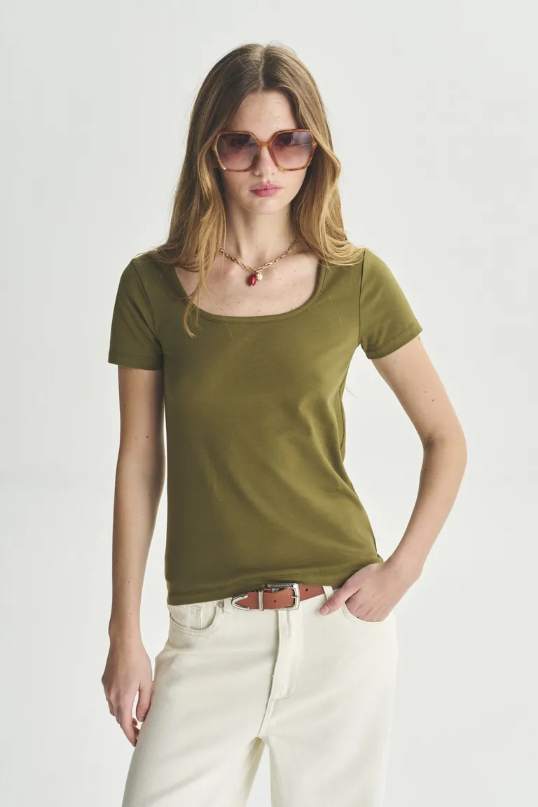 Remera cuadrada de manga corta en color verde para mujer de Akiabara en Remeras para argentina