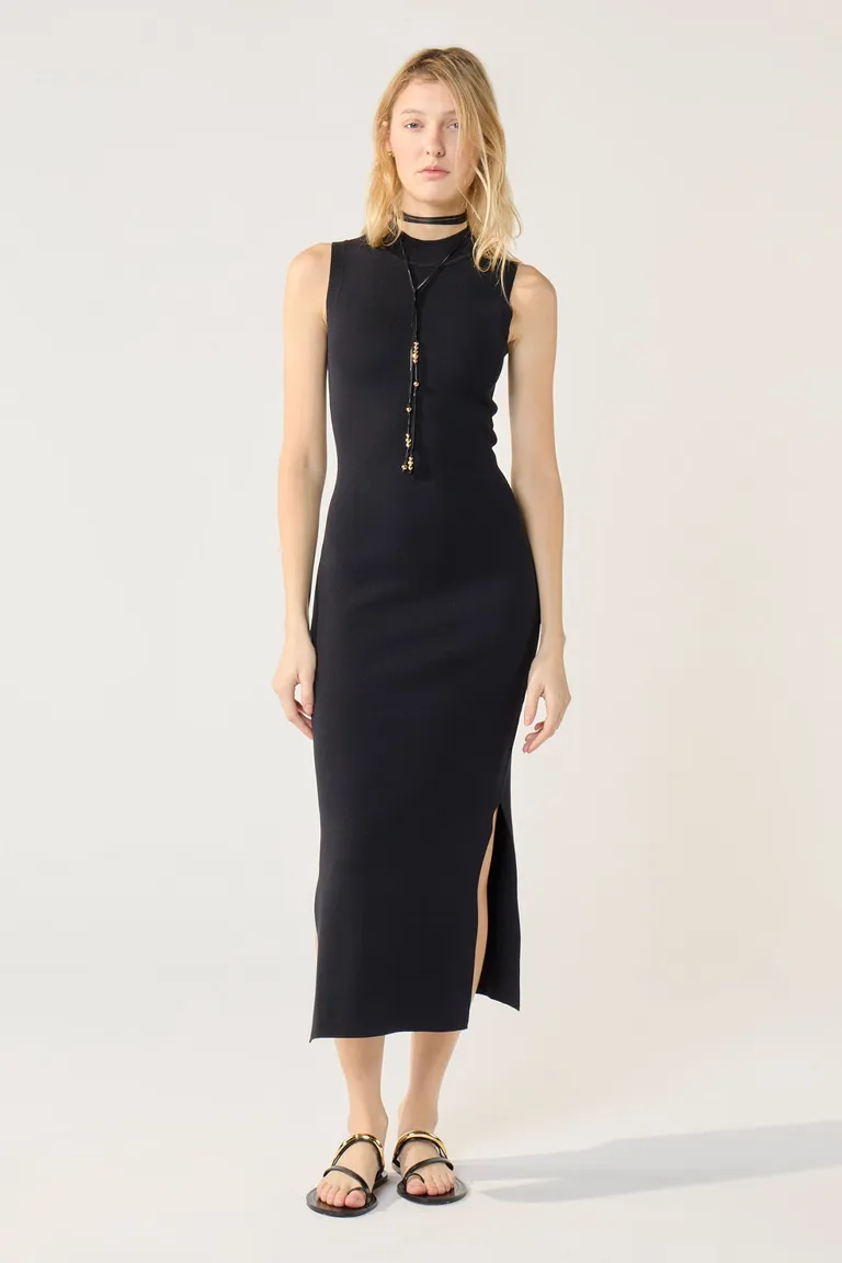 Vestido largo de tejido negro con escote alto y tajos en los laterales de Cuesta Blanca en Vestidos para argentina