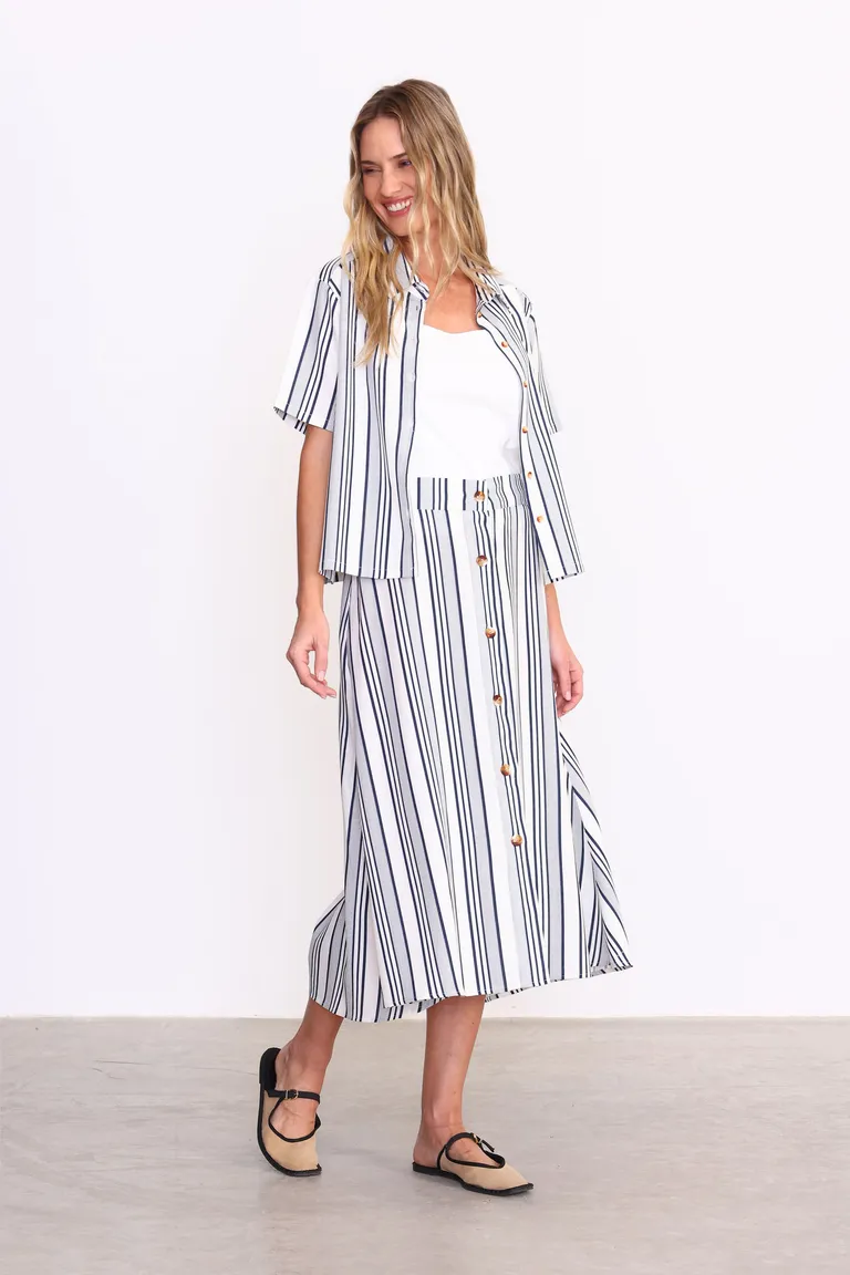 Falda midi de tiro alto con botones y diseño de rayas verticales en blanco y azul marino de Yagmour en Faldas para argentina