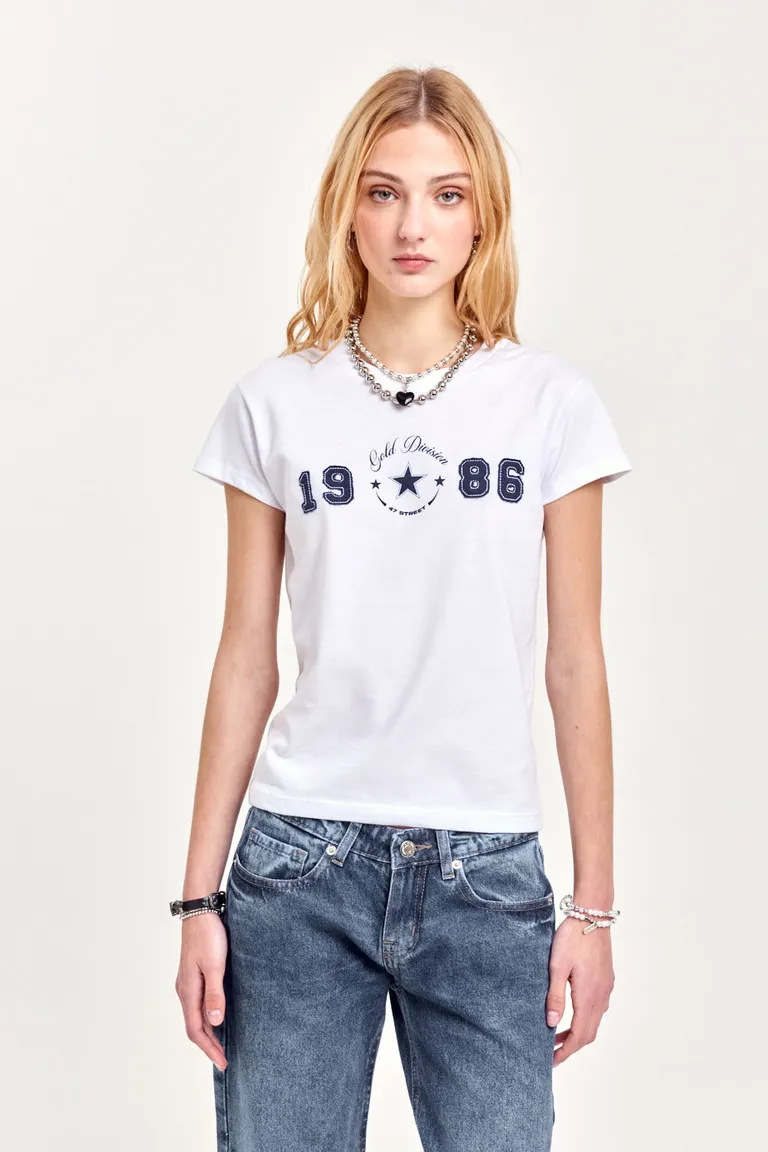 Remera de algodón blanca con estampado gráfico y detalles bordados de 47 Street en Remeras para argentina