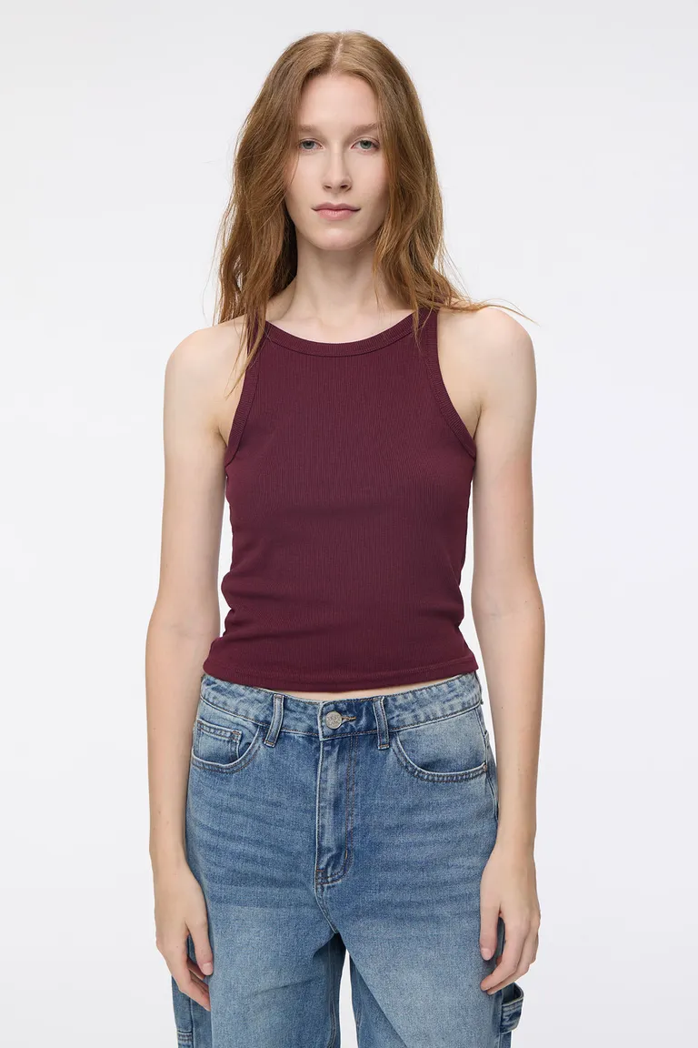 Musculosa de calce al cuerpo con cuello redondo y terminaciones al tono para uso diario de Cuesta Blanca en Tops para argentina