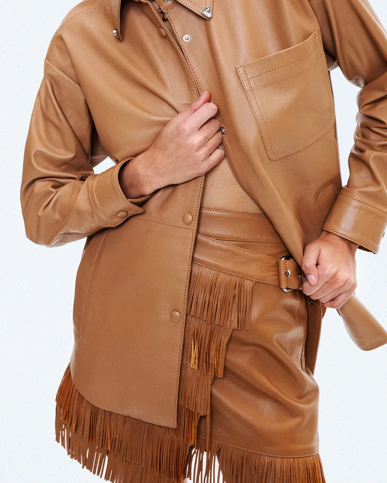 Camisa de cuero brillante con detalles de remaches dorados de Jazmin Chebar en Camisas para argentina
