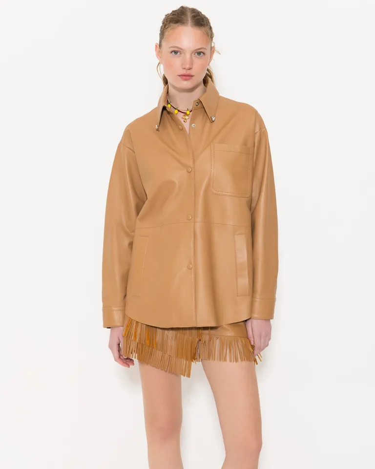 Camisa de cuero brillante con detalles de remaches dorados de Jazmin Chebar en Camisas para argentina
