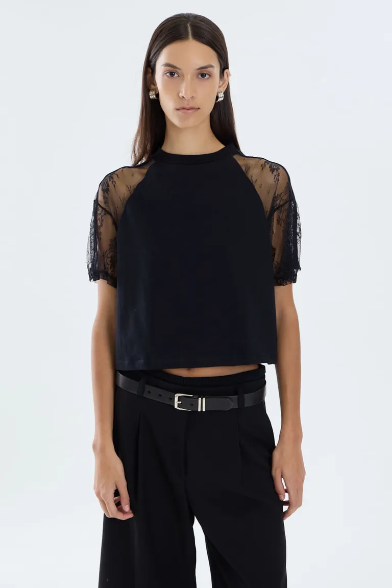 Remera de corte clásico con escote redondo y detalle de encaje en mangas de Portsaid en Remeras para argentina