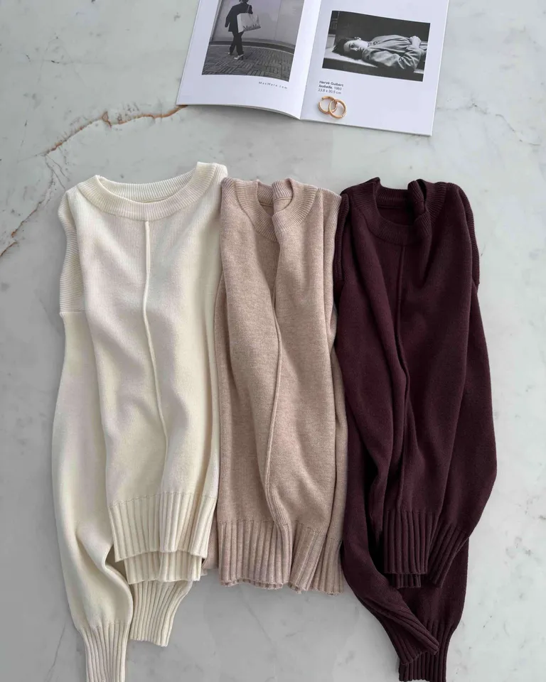 Elegante suéter de punto marrón con diseño de relieve central de Hesed en Buzos y Sweaters para argentina