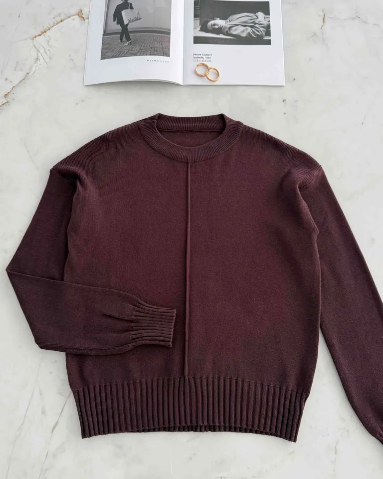 Elegante suéter de punto marrón con diseño de relieve central de Hesed en Buzos y Sweaters para argentina